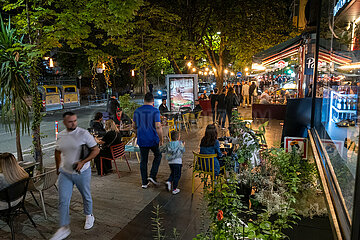 Albanien  Tirana - Kneipenmeile Kalaja Toptani im Zentrum  auch Touristenattraktion jedoch mehr Einheimische unterwegs