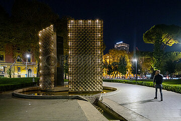 Albanien  Tirana - moderner Brunnen im Zentrum