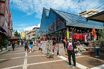 Albanien  Tirana - der Markt Pazari i Ri  mit neuer Markthalle fuer Einheimische und auch Touristenattraktion