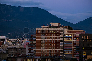 Albanien  Tirana - Wohnblocks im Zentrum