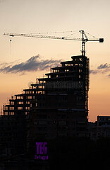 Albanien  Tirana - Hochhaus im Bau (Buerohaus  zur Zeit der Aufnahme pausiert) im Zentrum