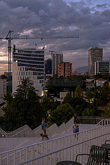 Albanien  Tirana - auf der Pyramide von Tirana  1988 als Enver-Hoxha-Museum erbaut  dem 1985 verstorbenen Diktator gewidmet  heute Veranstaltungsort  Aussichtsplattform  Touristenmagnet