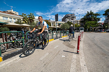 Albanien  Tirana - Fahrradweg im Zentrum