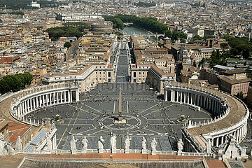 Vatikanstadt  Italien  Blick von der Kuppel des Petersdoms auf den Petersplatz und Via della Conciliazione