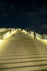 Albanien  Tirana - Treppe auf die Pyramide von Tirana  1988 als Enver-Hoxha-Museum erbaut  dem 1985 verstorbenen Diktator gewidmet  heute Veranstaltungsort  Aussichtsplattform  Touristenmagnet