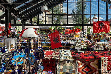 Albanien  Tirana - Souvenirs am Markt Pazari i Ri  mit neuer Markthalle fuer Einheimische und auch Touristenattraktion