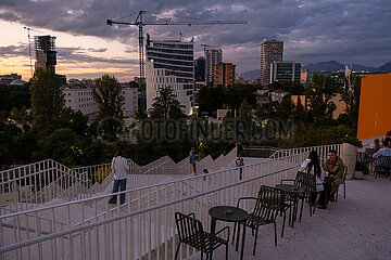 Albanien  Tirana - auf der Pyramide von Tirana  1988 als Enver-Hoxha-Museum erbaut  dem 1985 verstorbenen Diktator gewidmet  heute Veranstaltungsort  Aussichtsplattform  Touristenmagnet