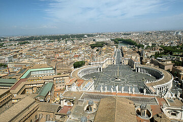 Vatikanstadt  Italien  Blick von der Kuppel des Petersdoms auf den Petersplatz und Via della Conciliazione