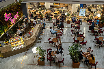 Albanien  Tirana - Cafe im Einkaufszentrum TOPTANI im Zentrum
