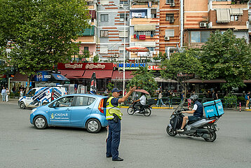 Albanien  Tirana - Verkehrspolizist regelt Verkehr auf einer Kreuzung