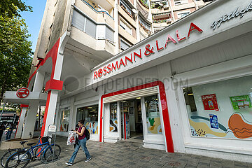 Albanien  Tirana - Rossmann-Filiale im Zentrum