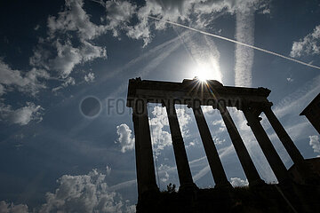 Rom  Italien  Silhouette der Ueberreste vom Tempel des Saturn auf dem Forum Romanum