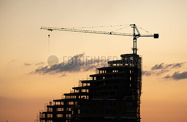 Albanien  Tirana - Hochhaus im Bau (Buerohaus  zur Zeit der Aufnahme pausiert) im Zentrum
