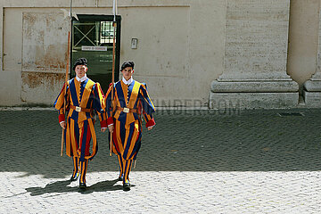 Vatikanstadt  Italien  Rekruten der Schweizergarde in traditioneller Uniform