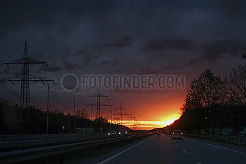 Gudow  Deutschland  Sonnenuntergang an der A24 in Richtung Norden