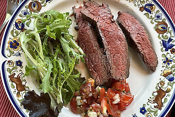 Suderburg  Deutschland  gebratenes Rinderfilet und Salat auf einem Teller