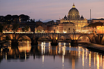 Rom  Italien  Blick auf den Tiber  die Engelsbruecke und den Petersdom am Abend