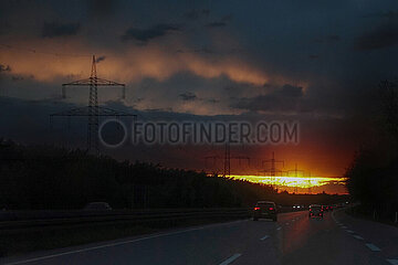 Gudow  Deutschland  Sonnenuntergang an der A24 in Richtung Norden