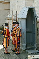Vatikanstadt  Italien  Rekruten der Schweizergarde in traditioneller Uniform
