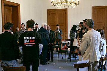 Berlin  Deutschland - Begruessung von Angehoerigen und ehemaligen Geiseln aus dem Gazastreifen durch Frank-Walter Steinmeier im Schloss Bellevue.