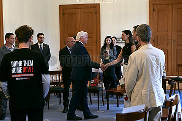 Berlin  Deutschland - Begruessung von Angehoerigen und ehemaligen Geiseln aus dem Gazastreifen durch Frank-Walter Steinmeier im Schloss Bellevue.