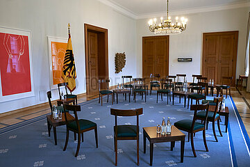 Berlin  Deutschland - In der Galerie von Schloss Bellevue sind Stuehle im Kreis aufgestellt fuer einen Empfang des Bundespraesidenten