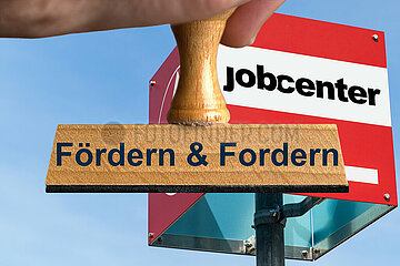 Symbolischer Stempel Foerdern & Fordern