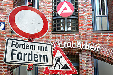 Symbolische Schilder Foerdern und Fordern