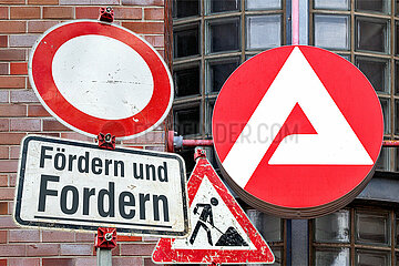 Symbolische Schilder Foerdern und Fordern
