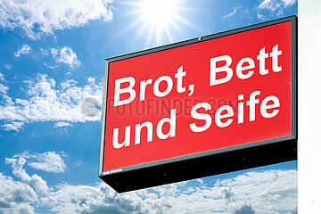 Symbolisches Werbeschild Brot  Bett und Seife