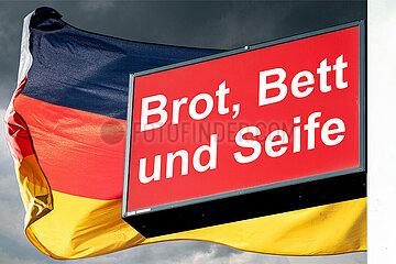 Symbolisches Werbeschild Brot  Bett und Seife