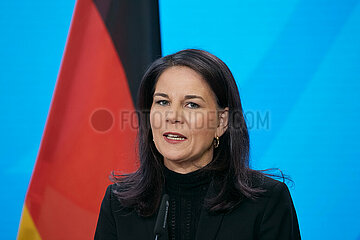 Berlin  Deutschland - Die geschaeftsfuehrende Bundesaussenministerin Annalena Baerbock bei einer Pressekonferenz im Aussenministerium.