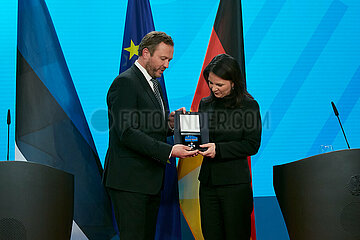 Berlin  Deutschland - Margus Tsahkna ueberreicht Annalena Baerbock den Verdienstorden der Republik Estland Cross of Merit I im Aussenministerium.