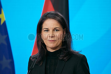 Berlin  Deutschland - Die geschaeftsfuehrende Bundesaussenministerin Annalena Baerbock bei einer Pressekonferenz im Aussenministerium.