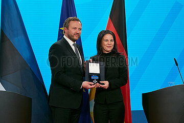 Berlin  Deutschland - Margus Tsahkna ueberreicht Annalena Baerbock den Verdienstorden der Republik Estland Cross of Merit I im Aussenministerium.