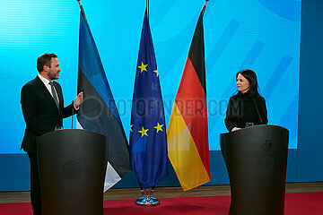 Berlin  Deutschland - Die geschaeftsfuehrende Bundesaussenministerin Annalena Baerbock und der estnische Aussenminister Margus Tsahkna bei einer Pressekonferenz im Aussenministerium.