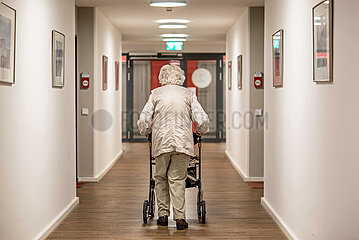 Rentnerin im betreuten Wohnen