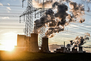 Kohlekraftwerk Neurath bei Sonnenuntergang