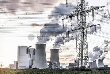 Kohlekraftwerk Neurath bei Sonnenuntergang