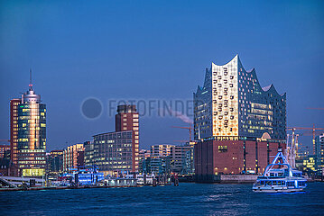 Elbphilharmonie zur blauen Stunde