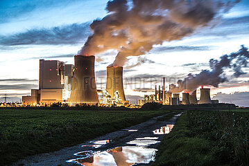 Kohlekraftwerk Neurath bei Sonnenuntergang