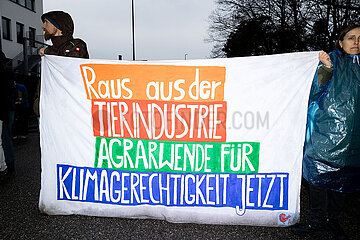 Tierschützer demonstrieren in Waldkraiburg gegen Tönnies