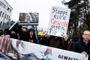 Tierschützer demonstrieren in Waldkraiburg gegen Tönnies