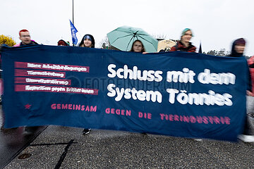 Tierschützer demonstrieren in Waldkraiburg gegen Tönnies