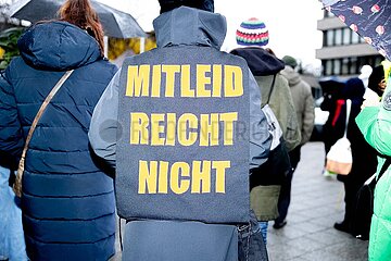 Tierschützer demonstrieren in Waldkraiburg gegen Tönnies