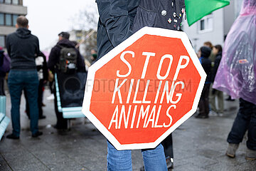 Tierschützer demonstrieren in Waldkraiburg gegen Tönnies