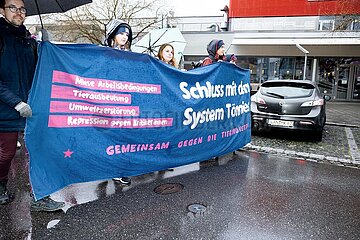 Tierschützer demonstrieren in Waldkraiburg gegen Tönnies
