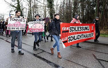 Tierschützer demonstrieren in Waldkraiburg gegen Tönnies