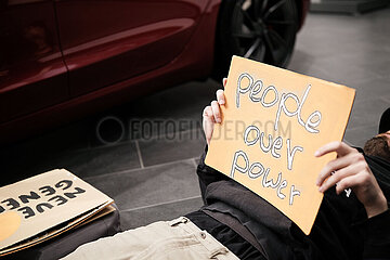 Protest gegen Tesla in Berlin