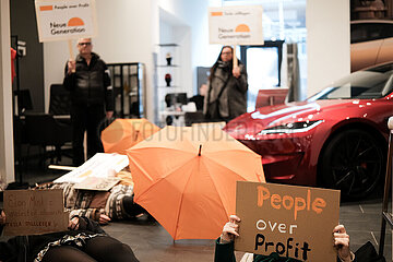 Protest gegen Tesla in Berlin
